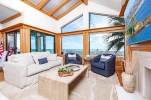 Χώρος καθιστικού στο Luxury Oceanfront 3Br W Rooftop Spa, Bbq, & Stunning Views By Beachview Rentals