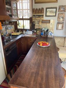 Kuchyň nebo kuchyňský kout v ubytování Villa Arhondiko Estate Kato Polydendri