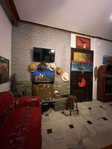 TV a/nebo společenská místnost v ubytování Villa Arhondiko Estate Kato Polydendri + 44 fotografií