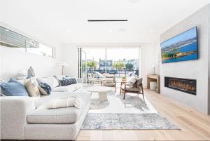 Χώρος καθιστικού στο Luxury 3Br W Rooftop Deck, Grill, & Ac - Steps From Sand By Beachview Rentals
