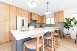 Η κουζίνα ή μικρή κουζίνα στο Luxury 3Br W Rooftop Deck, Grill, & Ac - Steps From Sand By Beachview Rentals