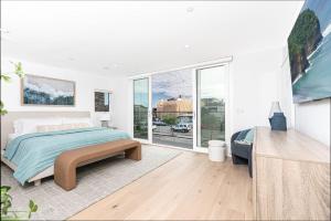 Ένα ή περισσότερα κρεβάτια σε δωμάτιο στο Luxury 3Br W Rooftop Deck, Grill, & Ac - Steps From Sand By Beachview Rentals