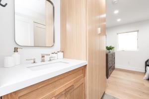 Ένα μπάνιο στο Luxury 3Br W Rooftop Deck, Grill, & Ac - Steps From Sand By Beachview Rentals +31 φωτογραφίες