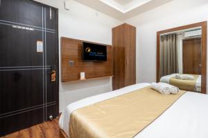 Postel nebo postele na pokoji v ubytování Hotel RK Residency Vasundhara Ghaziabad Delhi NCR