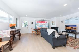 Posezení v ubytování Quiet 4Br Beach Home W Large Deck & Bbq 2 Blocks From Sand By Beachview Rentals
