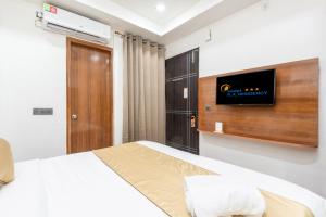 Postel nebo postele na pokoji v ubytování Hotel RK Residency Vasundhara Ghaziabad Delhi NCR