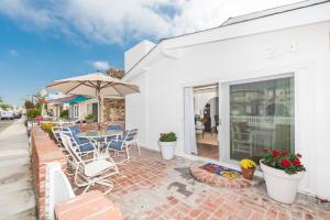 Patio nebo venkovní prostory v ubytování Charming 1Br Beach Cottage W Large Patio One Block To Sand By Beachview Rentals