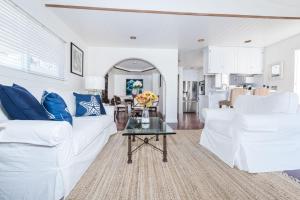 Kuchyň nebo kuchyňský kout v ubytování Charming 1Br Beach Cottage W Large Patio One Block To Sand By Beachview Rentals