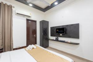 Postel nebo postele na pokoji v ubytování Hotel RK Residency Vasundhara Ghaziabad Delhi NCR