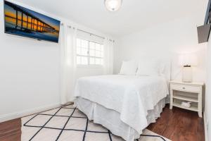 Postel nebo postele na pokoji v ubytování Charming 1Br Beach Cottage W Large Patio One Block To Sand By Beachview Rentals