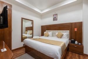 Postel nebo postele na pokoji v ubytování Hotel RK Residency Vasundhara Ghaziabad Delhi NCR