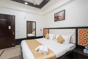 Postel nebo postele na pokoji v ubytování Hotel RK Residency Vasundhara Ghaziabad Delhi NCR