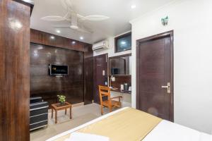TV a/nebo společenská místnost v ubytování Hotel RK Residency Vasundhara Ghaziabad Delhi NCR