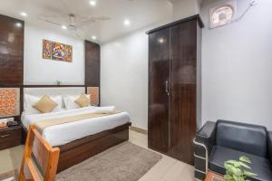 Postel nebo postele na pokoji v ubytování Hotel RK Residency Vasundhara Ghaziabad Delhi NCR