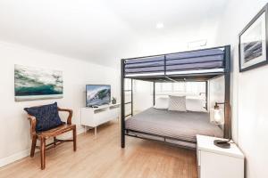 Postel nebo postele na pokoji v ubytování Updated 3Br Beach Home W Patio, Bbq & Prime Location By Beachview Rentals