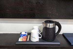 Příslušenství pro přípravu čaje a kávy v ubytování Hotel RK Residency Vasundhara Ghaziabad Delhi NCR