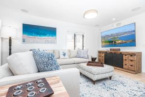 Χώρος καθιστικού στο Luxury 5Br Vacation Home W Rooftop Deck, Ocean Views & Ac By Beachview Rentals