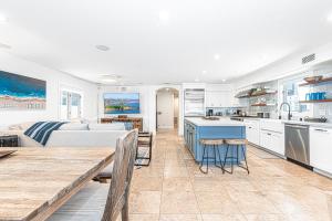 Η κουζίνα ή μικρή κουζίνα στο Luxury 5Br Vacation Home W Rooftop Deck, Ocean Views & Ac By Beachview Rentals