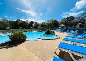 a row of blue chairs in a swimming pool at Glenan01 in Clohars-Carnoët