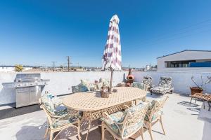Balkón nebo terasa v ubytování Pet-Friendly 3Br W- Sun Deck Bbq One Block To Beach By Beachview Rentals