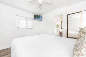 Postel nebo postele na pokoji v ubytování Pet-Friendly 3Br W- Sun Deck Bbq One Block To Beach By Beachview Rentals