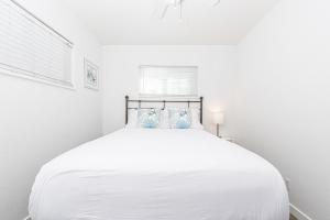 Postel nebo postele na pokoji v ubytování Pet-Friendly 3Br W- Sun Deck Bbq One Block To Beach By Beachview Rentals