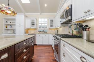 Η κουζίνα ή μικρή κουζίνα στο Darling 3Br Cottage On Quiet Street 5 Min Walk To Beach By Beachview Rentals