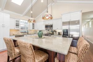 Η κουζίνα ή μικρή κουζίνα στο Darling 3Br Cottage On Quiet Street 5 Min Walk To Beach By Beachview Rentals