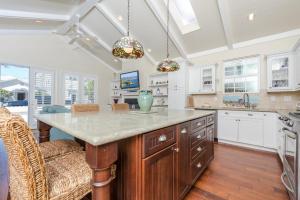 Η κουζίνα ή μικρή κουζίνα στο Darling 3Br Cottage On Quiet Street 5 Min Walk To Beach By Beachview Rentals