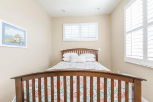 Ένα ή περισσότερα κρεβάτια σε δωμάτιο στο Darling 3Br Cottage On Quiet Street 5 Min Walk To Beach By Beachview Rentals