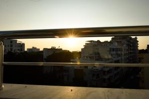 Východ nebo západ slunce při pohledu z hotelu nebo okolí