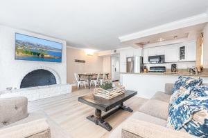 Posezení v ubytování Stylish 6Br Duplex One Block From Beach & Boardwalk By Beachview Rentals