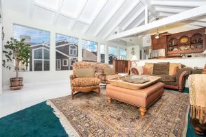Gallery image of 7Br Beachfront Retreatstunning Ocean Views & Walkable Fun By Beachview Rentals in Newport Beach