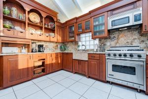 Gallery image of 7Br Beachfront Retreatstunning Ocean Views & Walkable Fun By Beachview Rentals in Newport Beach +34 photos