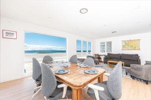 Ruang duduk di Renovated 3Br Oceanfront W Panoramic Views By Beachview Rentals