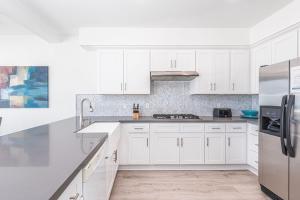 Imagen de la galería de Remodeled 2Br Oceanfront W Spacious Patio & Stunning Views By Beachview Rentals, en Newport Beach 32 fotos más