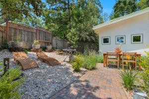 un patio trasero con sillas, una mesa y una valla en Serene Retreat with Hot Tub - Fire Pit - Deck, en Forestville