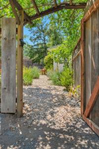 una entrada a un jardín con una puerta de madera en Serene Retreat with Hot Tub - Fire Pit - Deck, en Forestville