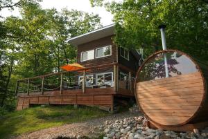 Zahrada ubytování Waterfront Retreat Near Coulonge Falls with Sauna