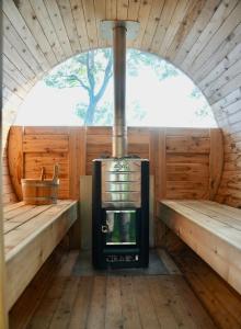 Fotografie z fotogalerie ubytování Waterfront Retreat Near Coulonge Falls with Sauna v destinaci Fort Coulonge