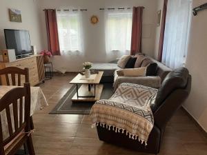 een woonkamer met een bank en een tafel bij Lukari Vacation Home in Drivenik