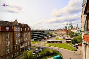 une vue d'une ville avec des bâtiments et une rue dans l'établissement MMRent Umbrella Room, à Gdańsk