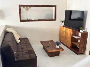 Telewizja i/lub zestaw kina domowego w obiekcie Tulum Jungle loft with Pool and rooftop near Beach and Cenotes and dowtown! Fast WiFi! Perfect for Expats