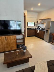 Kuchnia lub aneks kuchenny w obiekcie Tulum Jungle loft with Pool and rooftop near Beach and Cenotes and dowtown! Fast WiFi! Perfect for Expats
