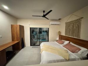 sypialnia z dwoma łóżkami i wentylatorem sufitowym w obiekcie Tulum Jungle loft with Pool and rooftop near Beach and Cenotes and dowtown! Fast WiFi! Perfect for Expats w mieście Tulum