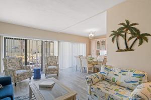 Una sala de estar con un sofá y sillas y una mesa. en Peaceful Paradise, en Navarre