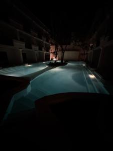 Basen w obiekcie Tulum Jungle loft with Pool and rooftop near Beach and Cenotes and dowtown! Fast WiFi! Perfect for Expats lub w pobliżu