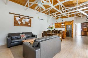 Istumisnurk majutusasutuses Stylish Modern Home with a Tranquil Outdoor Oasis, Spacious Open Floor Plan, and Private Swimming Pool