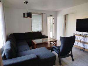 una sala de estar con un sofá y una mesa en Margaret's Home strandparken, en Horten 6 fotos más