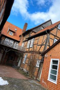 an old brick building with a red roof at Gemütliche Maisonettenwohnung in Dannenberg Elbe in Dannenberg
